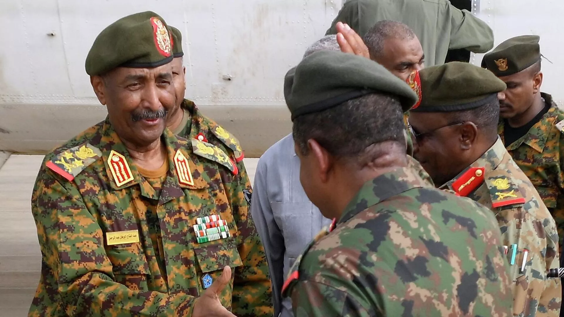 البرهان: خروجي من الخرطوم إلى بورتسودان باتفاق سياسي أو صفقة هو “مجرد وهم” – أكد قائد الجيش السوداني، الفريق أول عبد الفتاح البرهان، اليوم الاثنين، أن