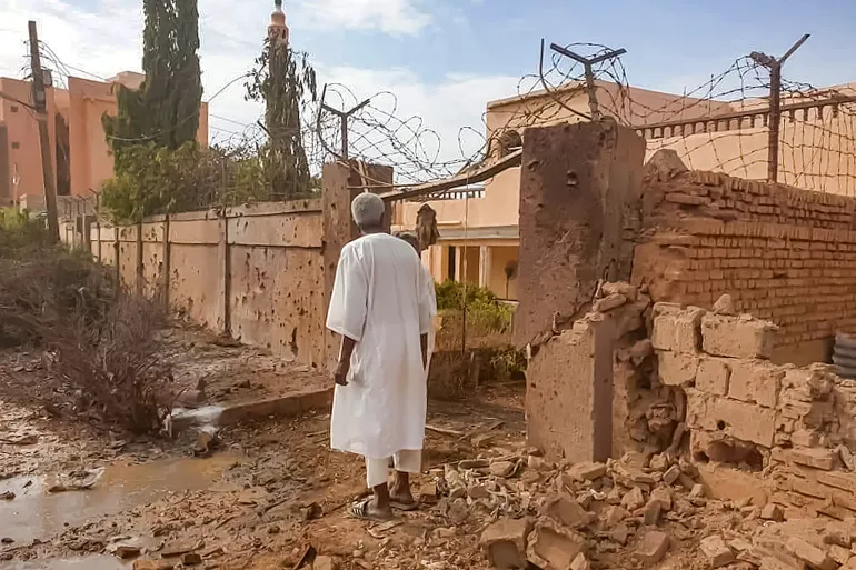الصيد وبيع الفلافل والخضار.. معارك السودان تجبر إعلاميين ومهندسين ومعلمين على مزاولة مهن بديلة – أجبرت ظروف الحرب المندلعة في السودان -منذ أكثر من 5 أشهر- إعلاميين