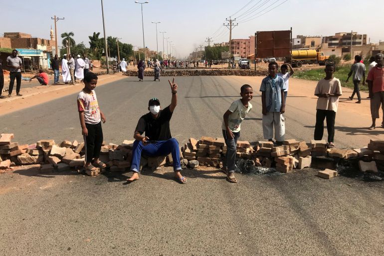 الجزيرة نت ترصد مشهد اليوم الأول بعد “انقلاب السودان”.. شلل تام في الخرطوم والعصيان المدني سلاح في مواجهة “الطوارئ” – الخرطوم– بدت ملامح الشلل واضحة في كل مناحي العاصمة السودانية الخرطوم اليوم