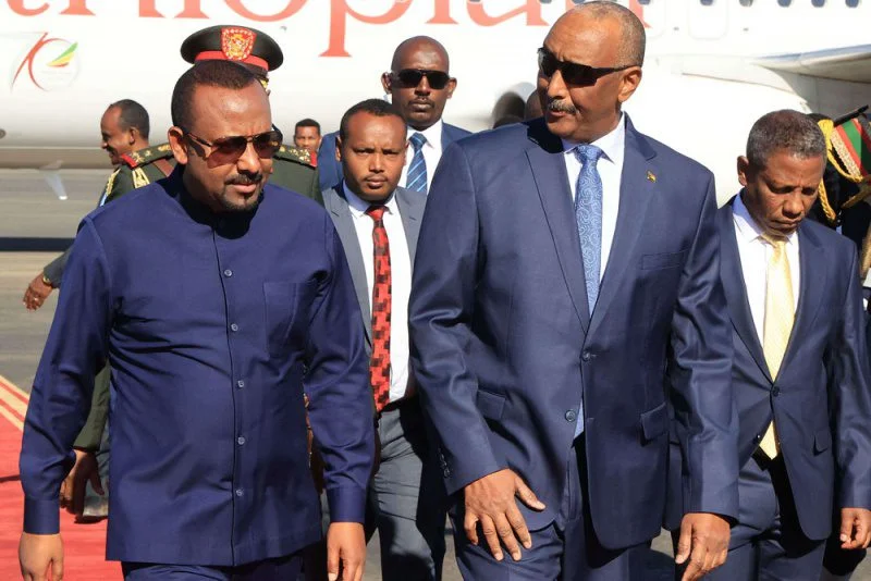 موقع أفريقي: البرهان يضغط في إتجاه الغاء الرباعية والاكتفاء بمنبر جدة – نقل موقع (The East African) الذي يصدر من كينيا امس الإثنين عن