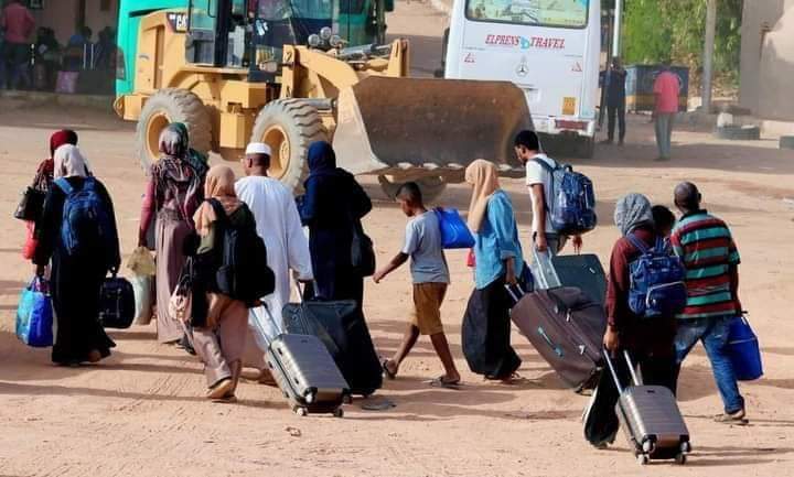 استمرار النزوح من مدينة ود مدني جراء القتال – يستمر نزوح المدنيين من مدينة ود مدني وسط السودان إلى الجنوب في