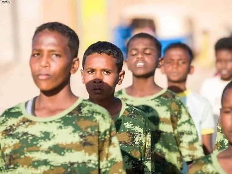 السودان.. تجنيد الأطفال يثير جدلا حول “معسكرات الاستنفار” – بصعوبة بالغة يكمل محمد البالغ من العمر ثلاثة عشر عاما حصته التدريبية